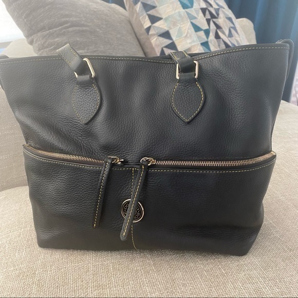 Dooney & Bourke Handbags - DOONEY & BOURKE Deep Navy Leather Bag